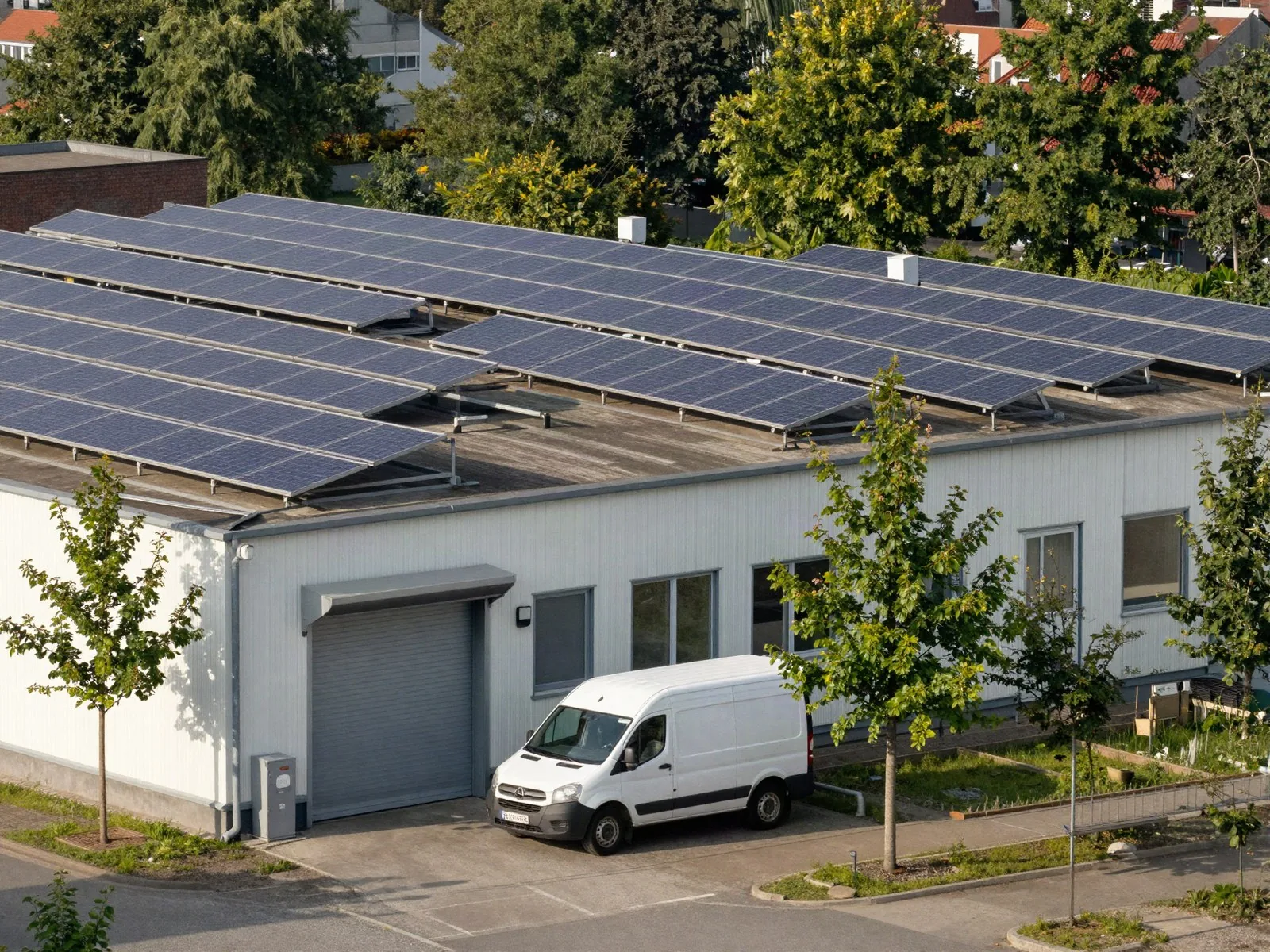 Elektriker Achim: Photovoltaik auf dem Flachdach eines Gewerbebetriebs im Gewerbegebiet