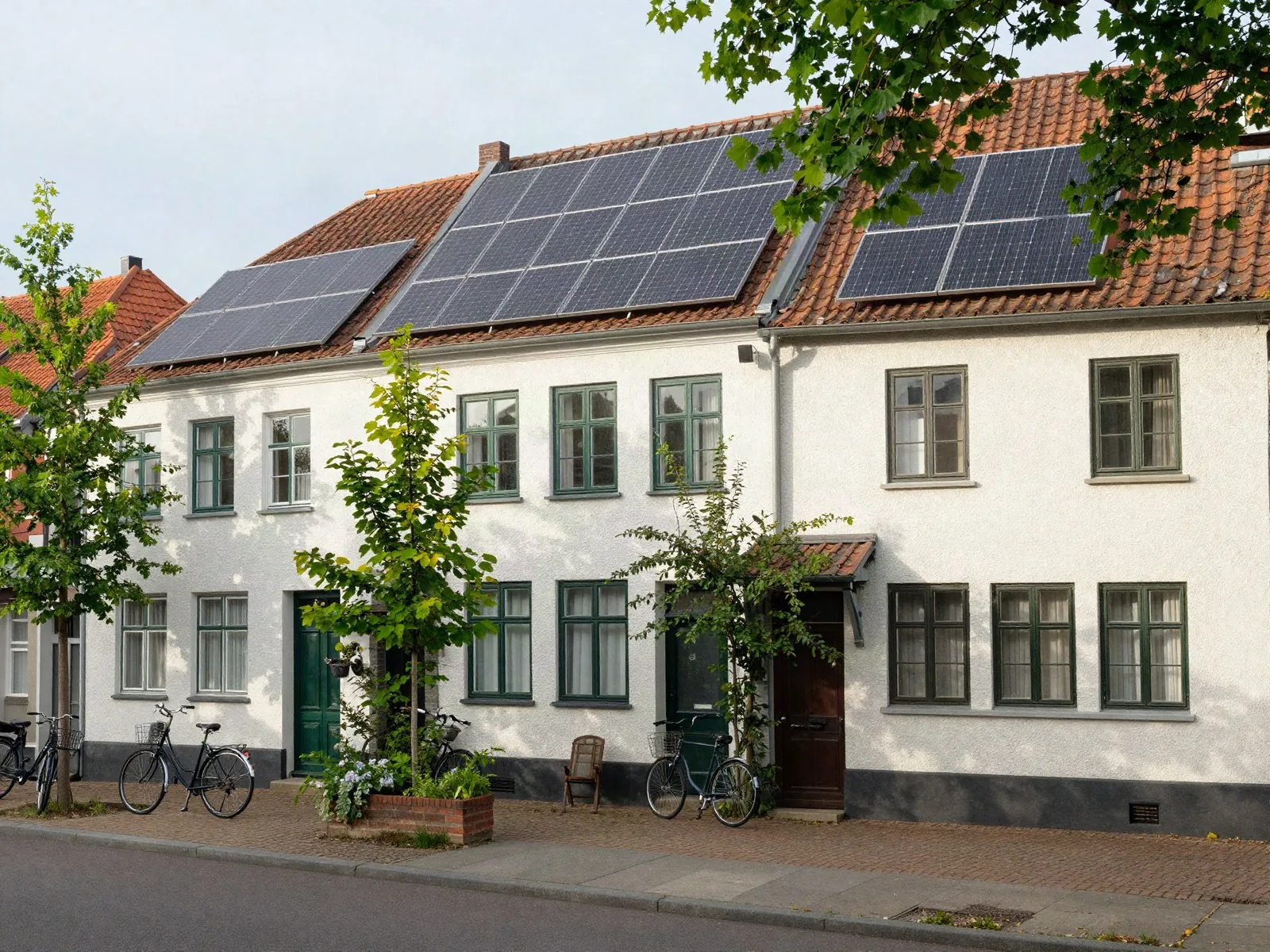 Elektriker Bremen: Reihenhäuser mit Photovoltaik auf den Dächern, bereit zur Anmeldung