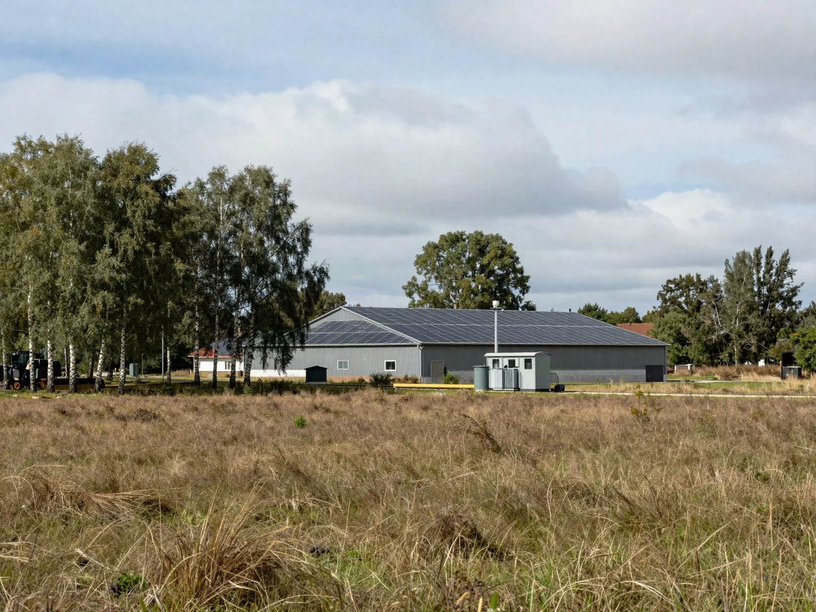 Elektriker Diepholz: Photovoltaik auf einer Maschinenhalle in flacher Moorlandschaft
