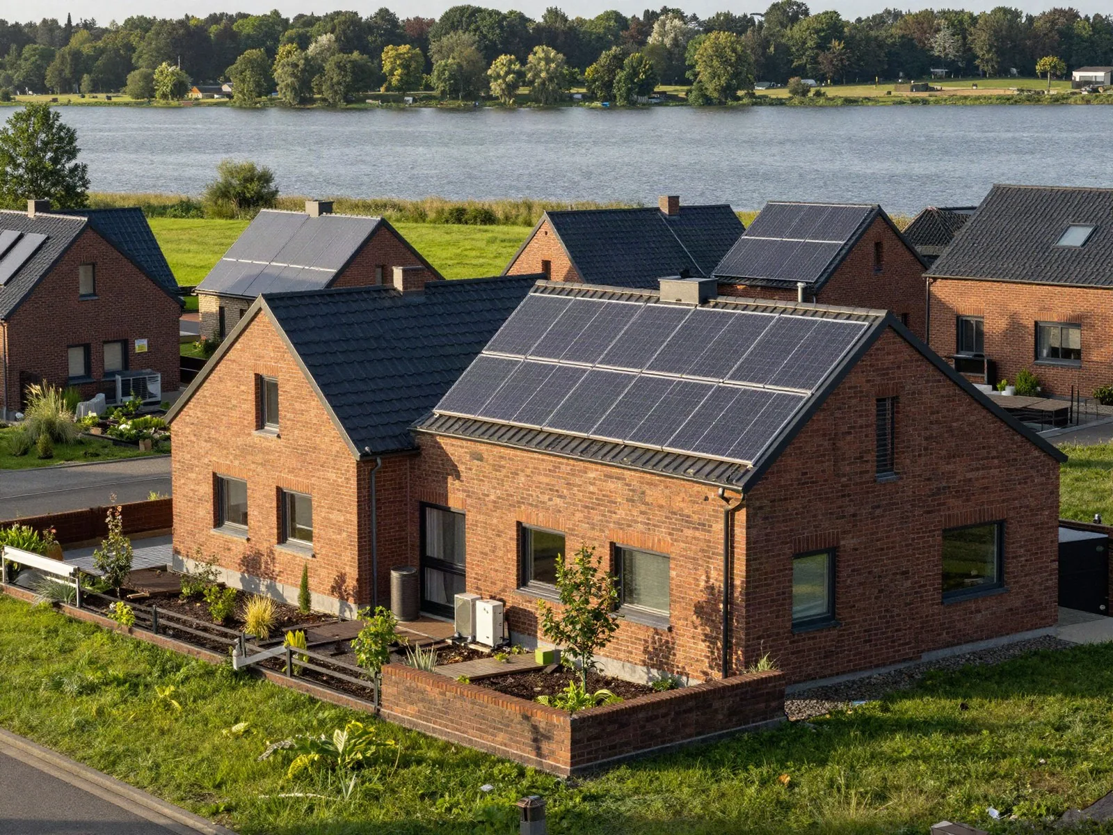 Elektriker Nienburg: Einfamilienhaus mit Photovoltaik in einem Neubaugebiet am Fluss