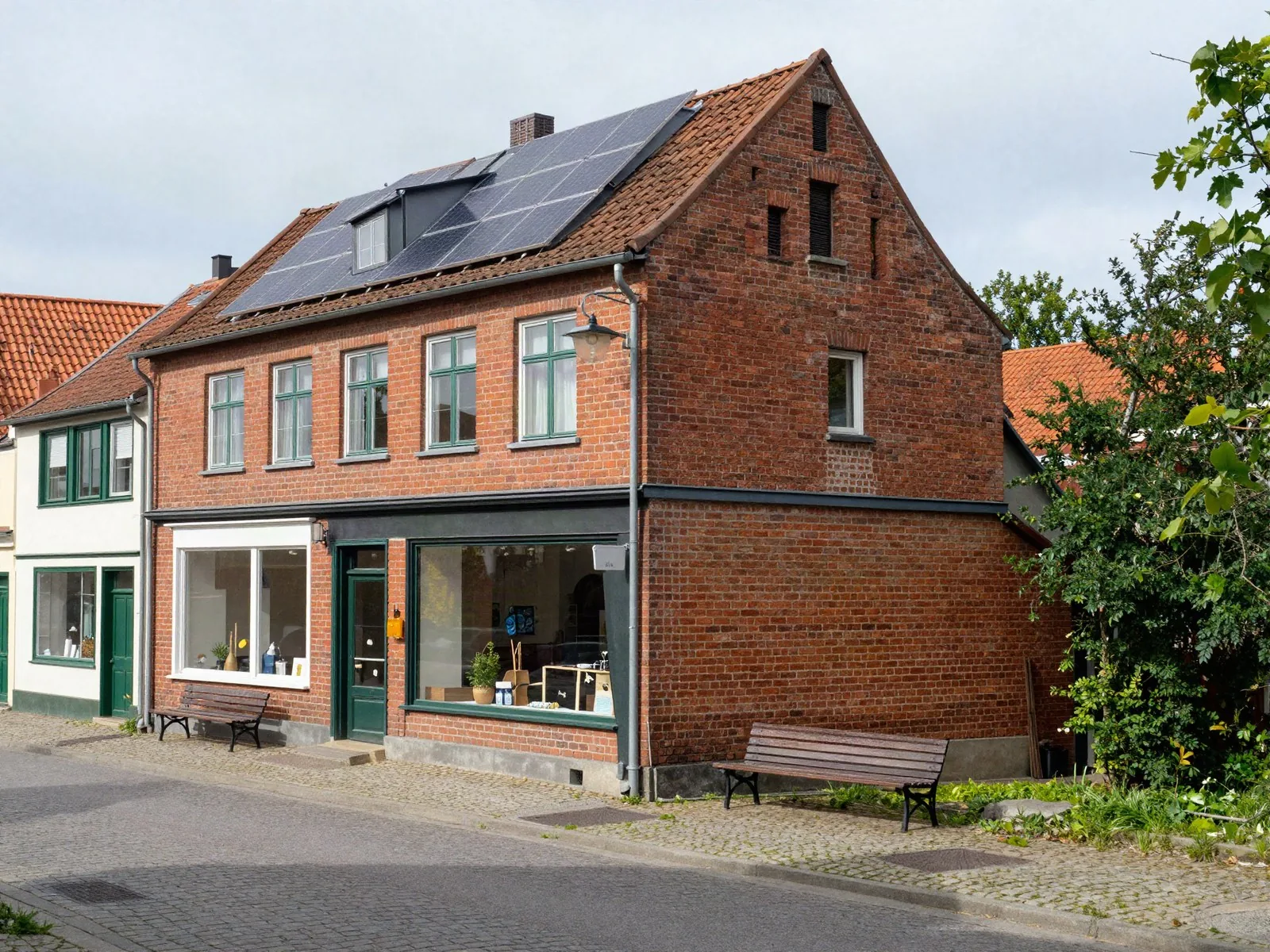 Elektriker Sulingen: Wohn- und Geschäftshaus mit Photovoltaik in einer Kleinstadt