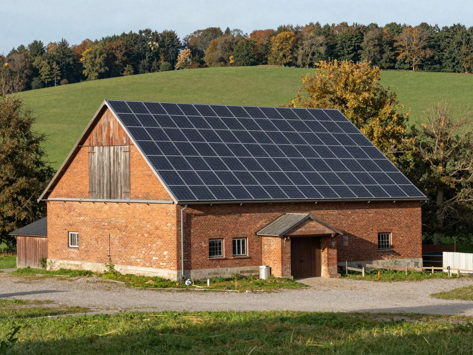 Elektriker Syke – Anlage anmelden Elektriker Syke: Photovoltaik auf dem Dach einer Scheune am Waldrand