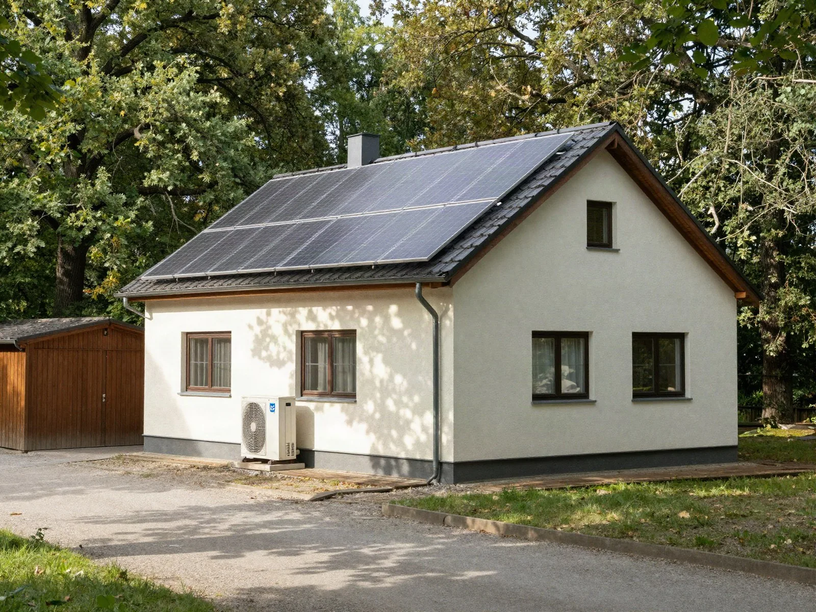 Elektriker Wildeshausen – Anlage anmelden Elektriker Wildeshausen: Wohnhaus am Waldrand mit Photovoltaik auf dem Dach und Wärmepumpe