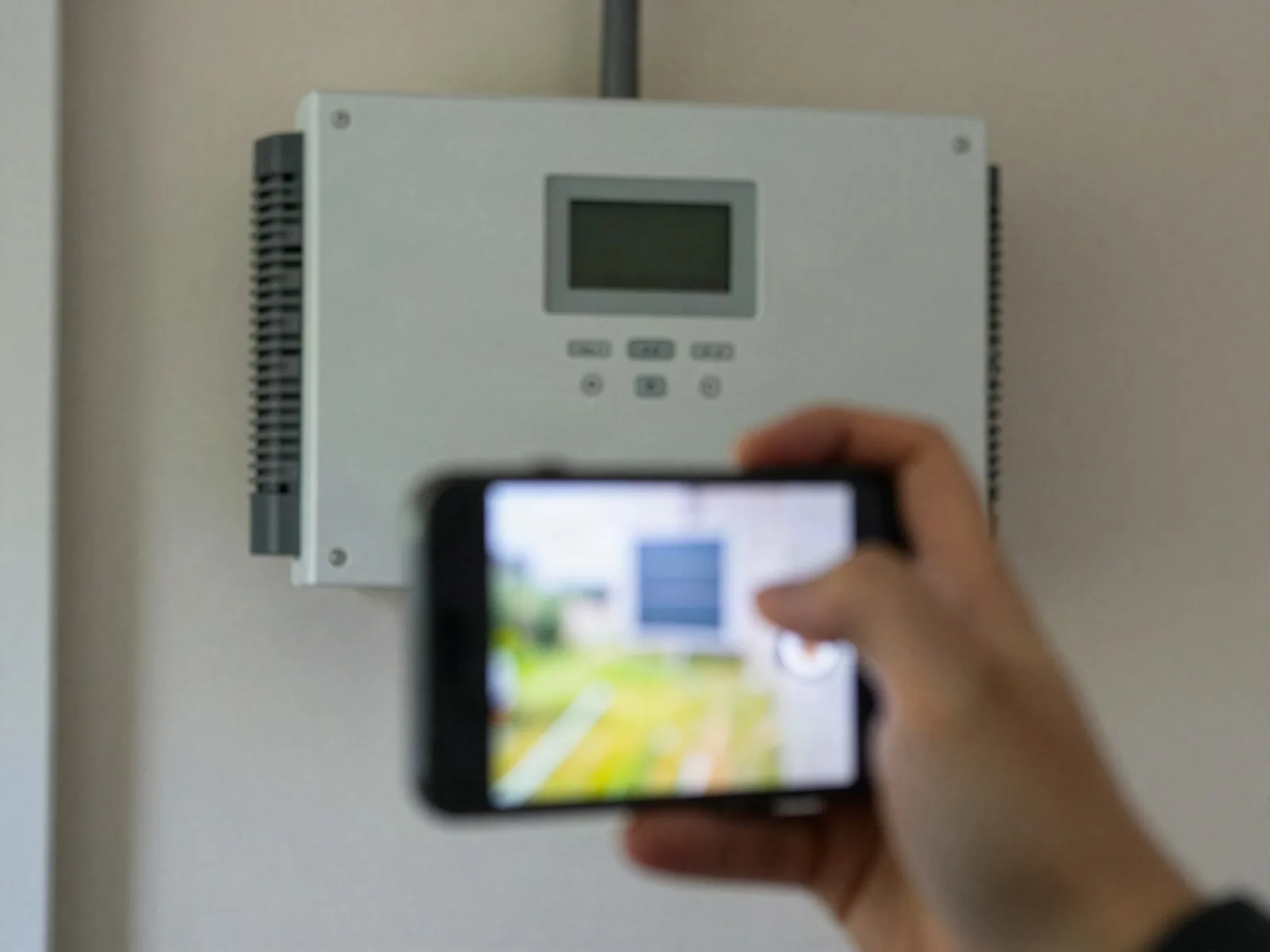Unterlagen einer Photovoltaikanlage und ein Laptop auf einem Küchentisch