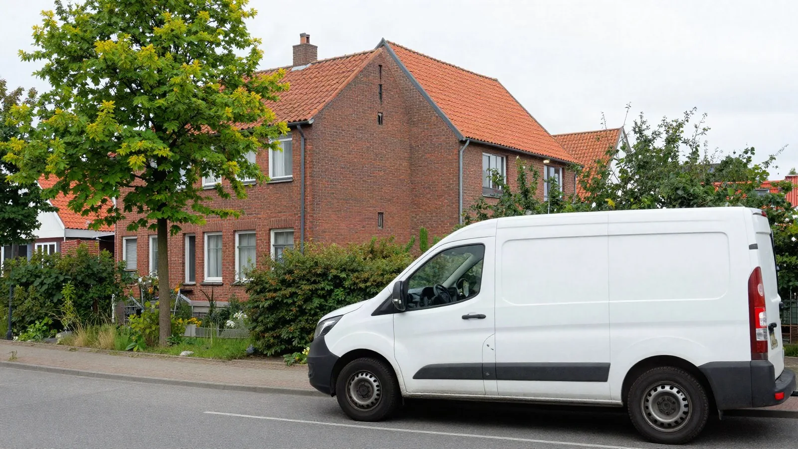 Weißer Elektriker-Transporter vor einem Wohnhaus in Stuhr